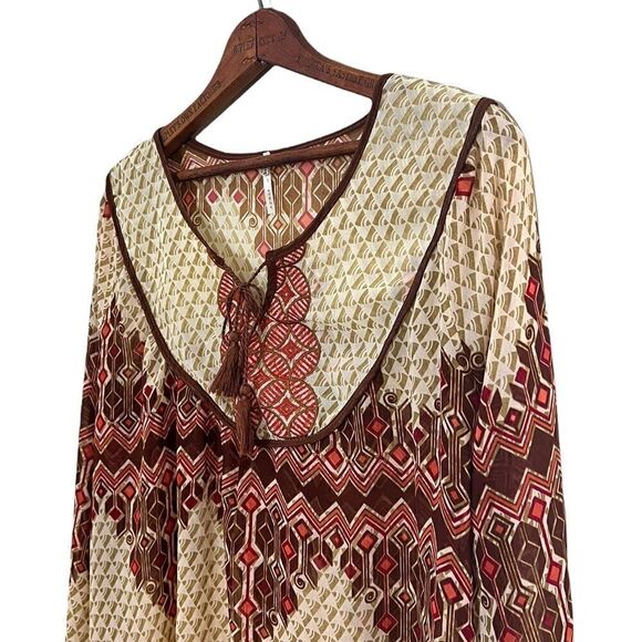 Nine 1 Eight Sheer Lightweight Tassel Top - Picture 3 of 9